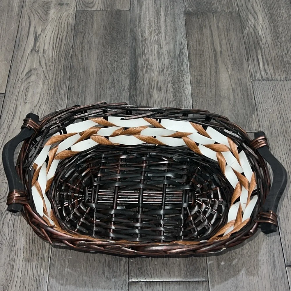 Weaved multicolor basket